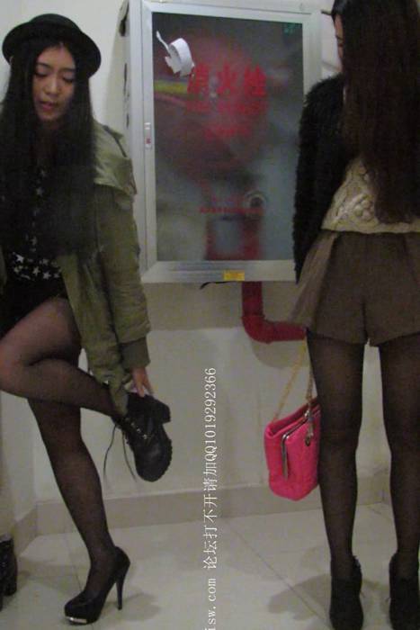 [大忽悠买丝袜街拍视频]ID0670 2013.11.7清纯美女带着自己的同伴商场地下室交易原味直接互相脱对方的丝袜