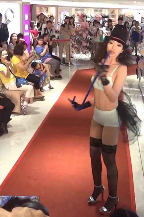 [各类性感视频]ID0050 2014台湾新竹站前SoGo-曼黛玛琏内衣秀--性感提示：丝滑D杯玉乳柔嫩胸器巨大