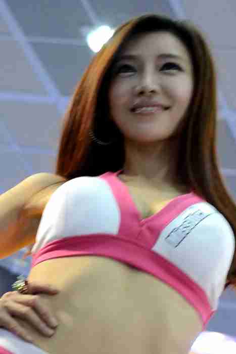 [各类性感视频]ID0411 韩国车展 气质超短裙美女模特[MP4-68M]--性感提示：丰满双手遮胸脱裤姿态红粉情趣人体
