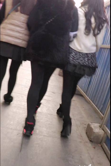 [街拍客视频]jx0721 三个黑丝短裙美女一起逛街，难得一遇啊