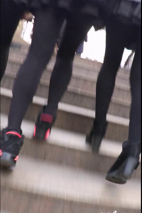 [街拍客视频]jx0721 三个黑丝短裙美女一起逛街，难得一遇啊