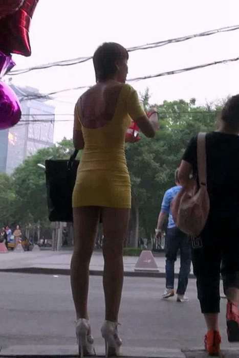 街拍视频00007骚妇穿高跟紧身裙胸罩都露出来了太